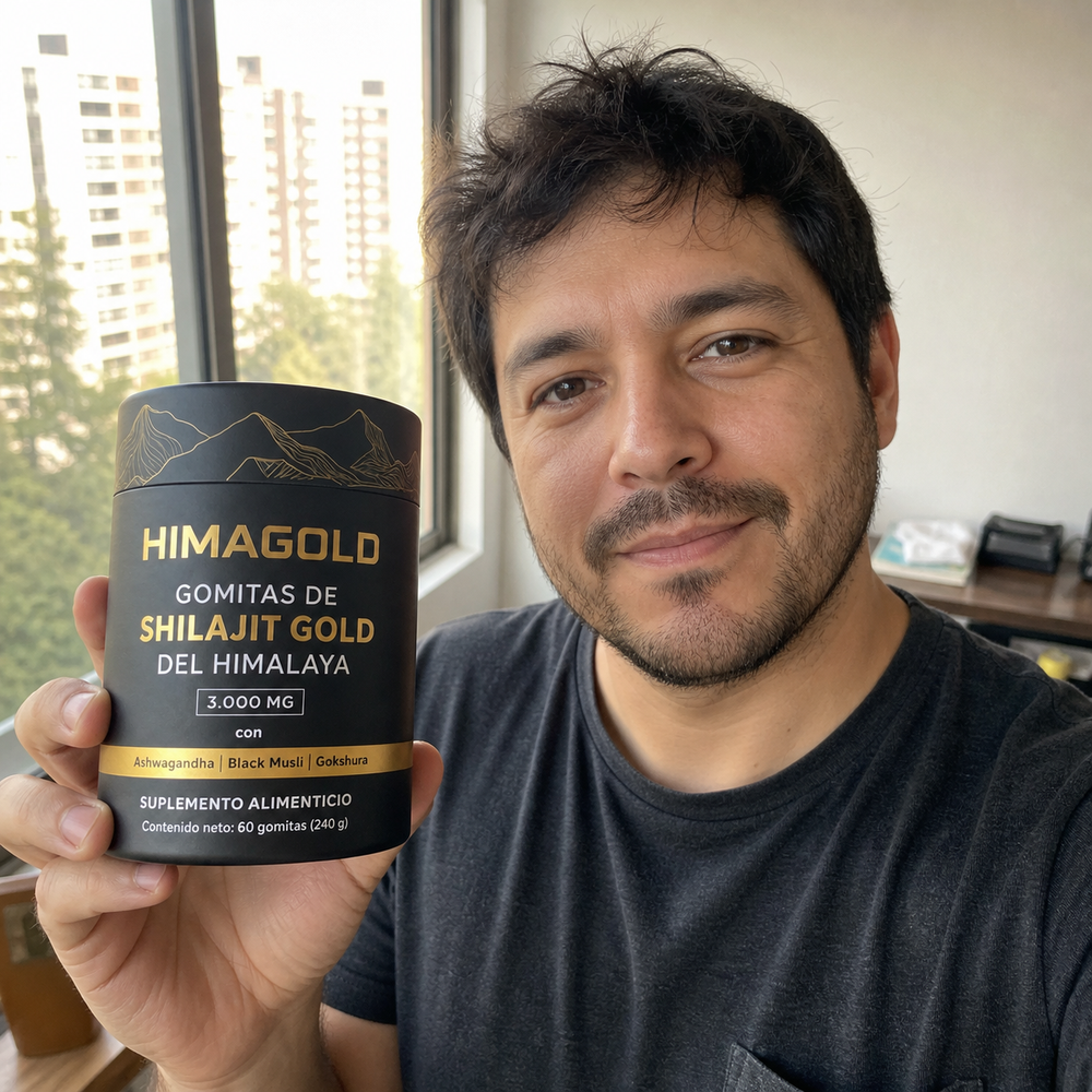 Hombre sosteniendo HIMAGOLD junto a una ventana